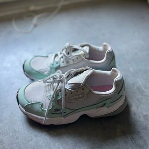 Adidas torsion sneakers